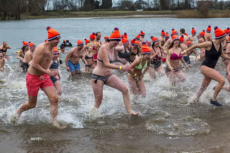 2025_01_01 Nieuwjaarsduik Bommelerw 2025